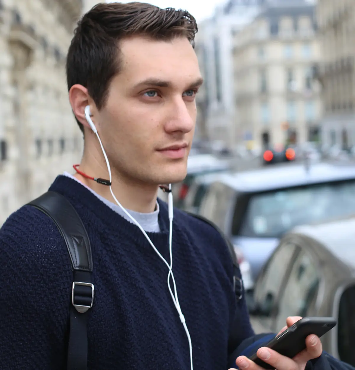 Personne portant SPARK dans la rue, aperçu de la vidéo.